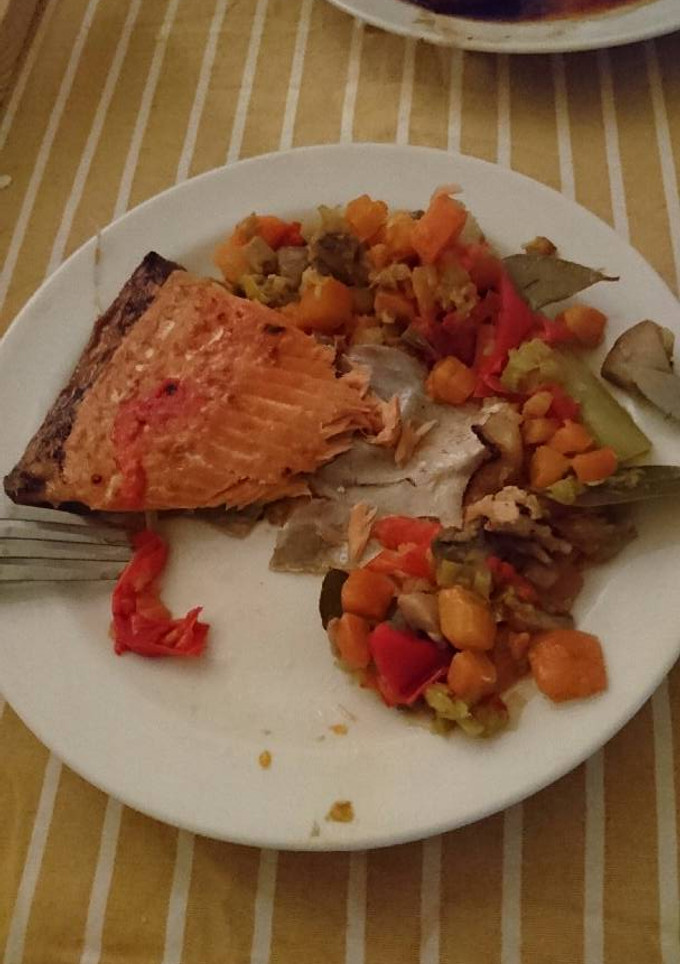 Una foto de Salmón con verduras "y de paso caldo de verduras para reservar"