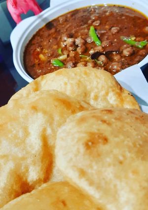A picture of Chole bhature(wheat bhatura).