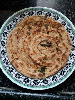 ગાર્લિક લછછા નાન (Garlic lachchha naan recipe in gujarati) રેસીપી મુખ્ય ફોટો