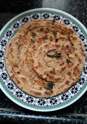 ગાર્લિક લછછા નાન (Garlic lachchha naan recipe in gujarati) રેસીપી મુખ્ય ફોટો