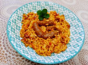 Une photo de Orzo à la sauce tomate merguez 🥣