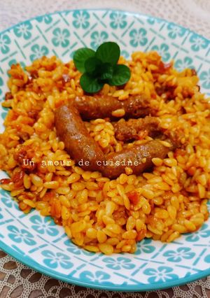 Une photo de Orzo à la sauce tomate merguez 🥣