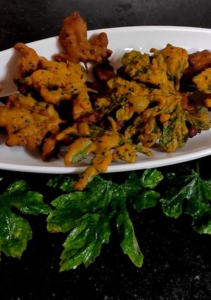 উচ্ছে পাতার পকোড়া(uche patar pakoda recipe in Bengali) রেসিপির প্রধান ছবি
