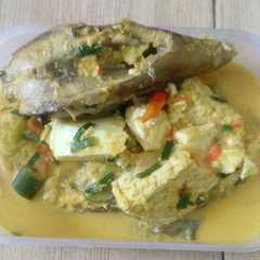 A picture of Mangut ikan tongkol asap.