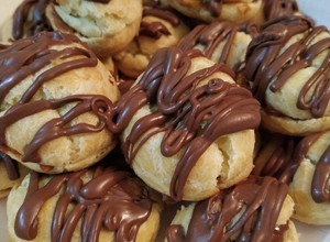 Una foto de Bombas rellenas bañadas de chocolate