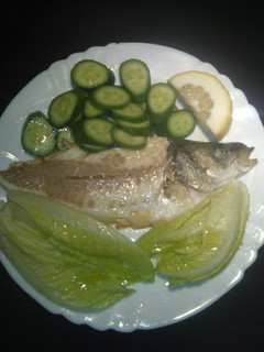 Una foto de Lubina a la espalda con ensalada baby