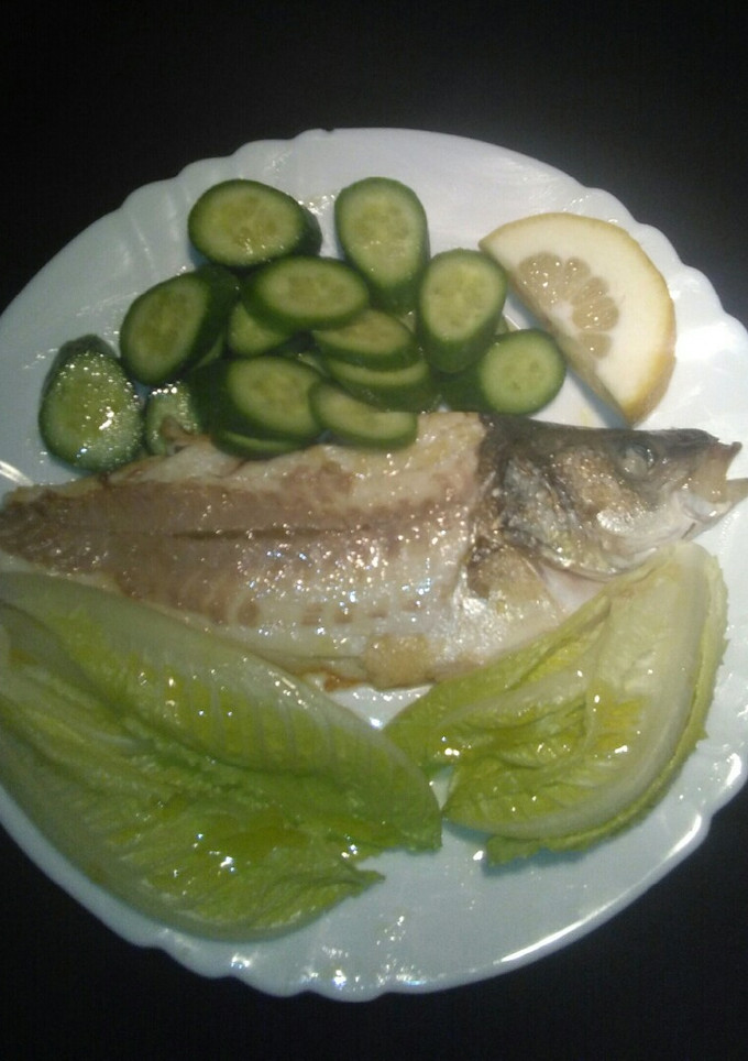 Una foto de Lubina a la espalda con ensalada baby