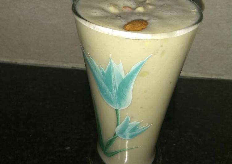 How to Prepare Ultimate Banana and Almond milkshake