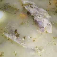 Una foto de Caldo de pollo y quinoa