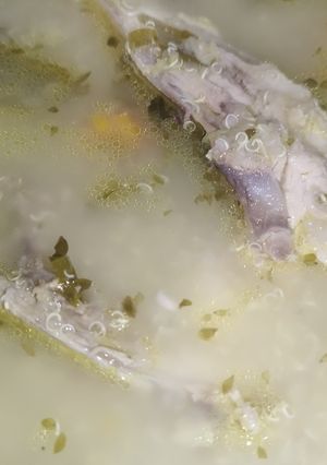 Una foto de Caldo de pollo y quinoa