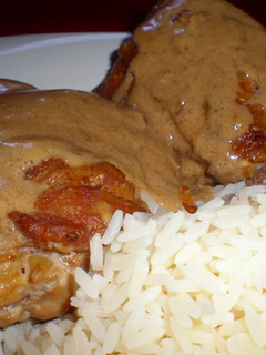 Una foto de Pollo en adobo filipino