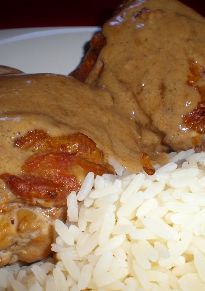 Una foto de Pollo en adobo filipino