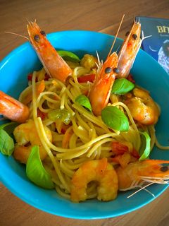 Una foto de Tallarines con gambas al curry verde