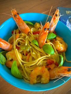Una foto de Tallarines con gambas al curry verde