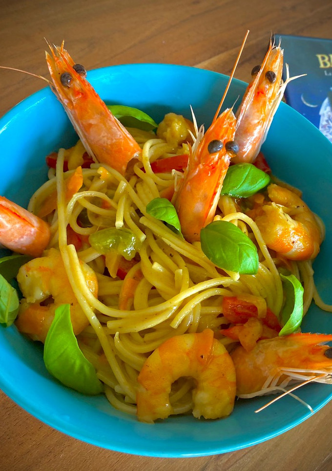 Una foto de Tallarines con gambas al curry verde