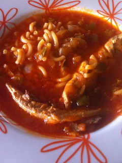 Una foto de Caballas con fideos