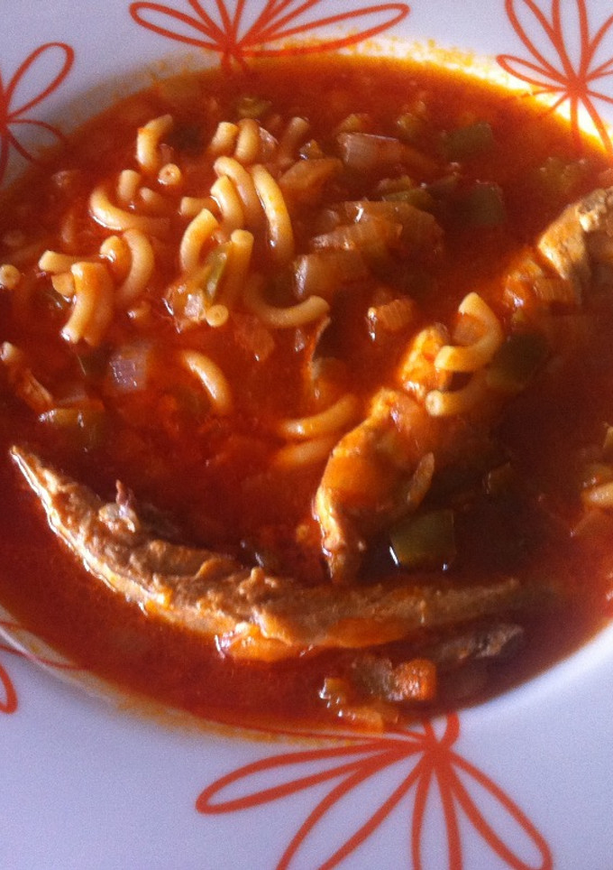 Una foto de Caballas con fideos