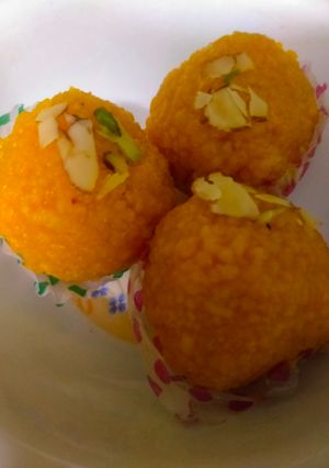बूंदी के लड्डू (boondi ke ladoo recipe in Hindi) रेसिपी मुख्य फोटो