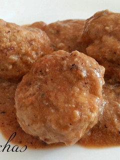 Una foto de Albóndigas de ternera con salsa de cebolla y setas