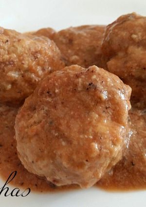 Una foto de Albóndigas de ternera con salsa de cebolla y setas