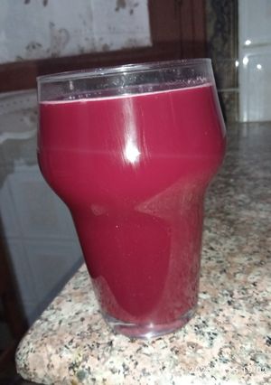 Une photo de Jus détox : raisin, betterave, carotte, citron, miel et amande