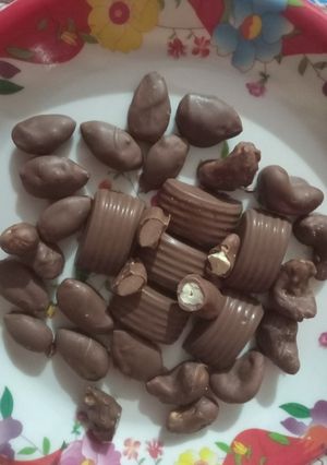 ચોકલેટ અને ચોકલેટવાળા કાજુ,બદામ(Chocolate and chocolate coated cashew-almond recipe in gujarati) રેસીપી મુખ્ય ફોટો
