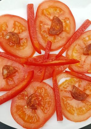 Une photo de Salade tomate poivron chorizo
