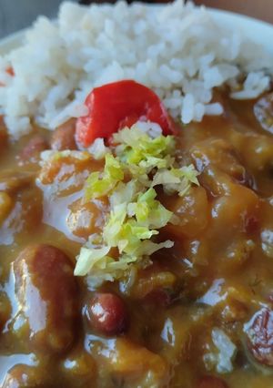 Una foto de Frijoles🍚caseros🍱con papa y salchichón🍛🥓🍲