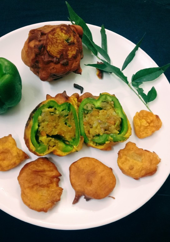 உருளைகிழங்கு மசாலா ஸ்டப்ட் குடை மிளகாய் பஜ்ஜி(stuffed capsicum bajji recipe in tamil) செய்முறை முக்கிய புகைப்படம்