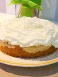 Tarta rellena de crema de coco y plátano