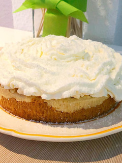 Una foto de Tarta rellena de crema de coco y plátano