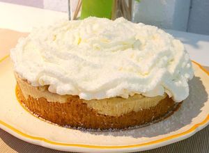 Una foto de Tarta rellena de crema de coco y plátano