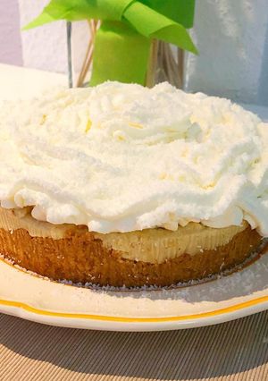 Una foto de Tarta rellena de crema de coco y plátano