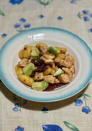 Csirke aszalt paradicsommal, avokádóval és gnocchival recept fotója