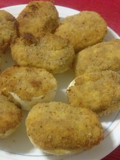 Una foto de Huevos clásicos rellenos de atún y fritos