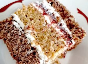 O poză a rețetei Prăjitură cu 2 blaturi, cremă cu mascarpone, strat de gem cu nucă și glazură de ciocolată albă.