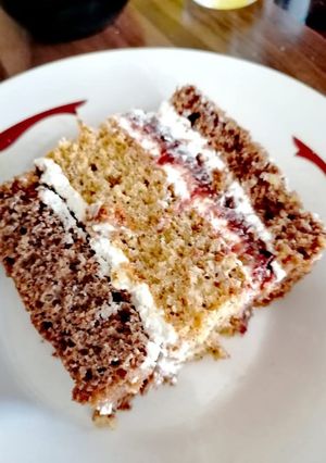 O poză a rețetei Prăjitură cu 2 blaturi, cremă cu mascarpone, strat de gem cu nucă și glazură de ciocolată albă.