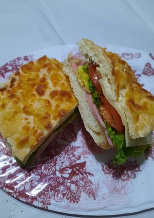 Una foto de Sandwichs primavera (jamón, queso, tomate lechuga)