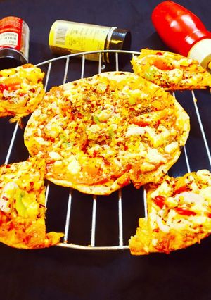 लेफ्टओवर रोटी का पिज़्ज़ा (leftover roti ka pizza recipe in Hindi) रेसिपी मुख्य फोटो