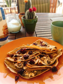Una foto de Crepes de avena fit con muesli y arándanos