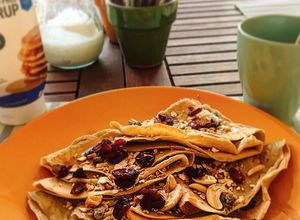 Foto principal de Crepes de avena fit con muesli y arándanos