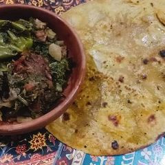 A picture of Shaljum gosht with makkai ki roti.