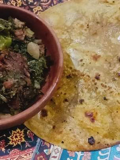 A picture of Shaljum gosht with makkai ki roti.