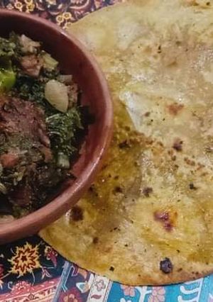 A picture of Shaljum gosht with makkai ki roti.