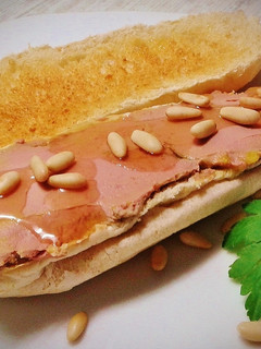 Una foto de Viena con mousse de pato, miel y piñones