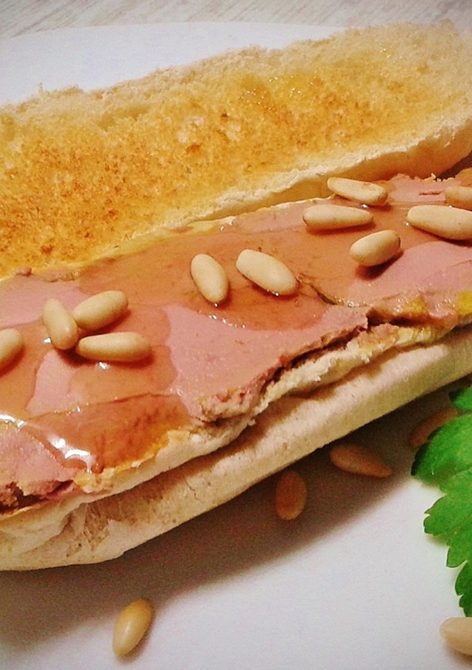 Una foto de Viena con mousse de pato, miel y piñones