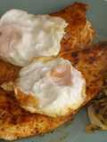 Filetes de pollo al pimentón con huevos fritos