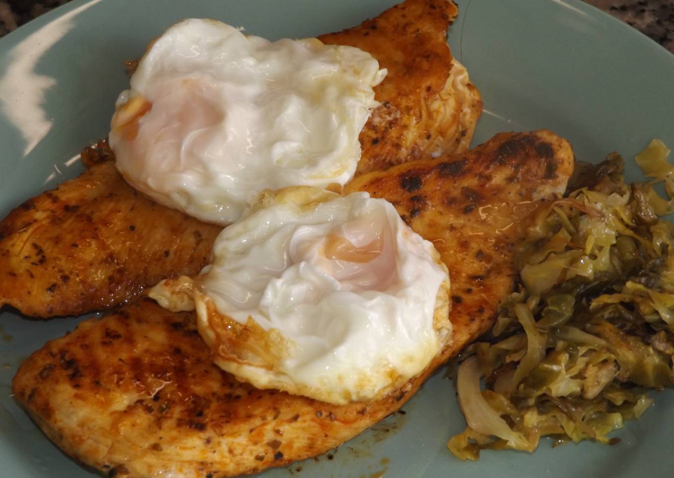 Filetes de pollo al pimentón con huevos fritos