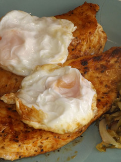 Una foto de Filetes de pollo al pimentón con huevos fritos