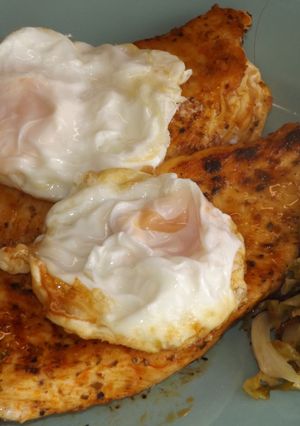 Una foto de Filetes de pollo al pimentón con huevos fritos
